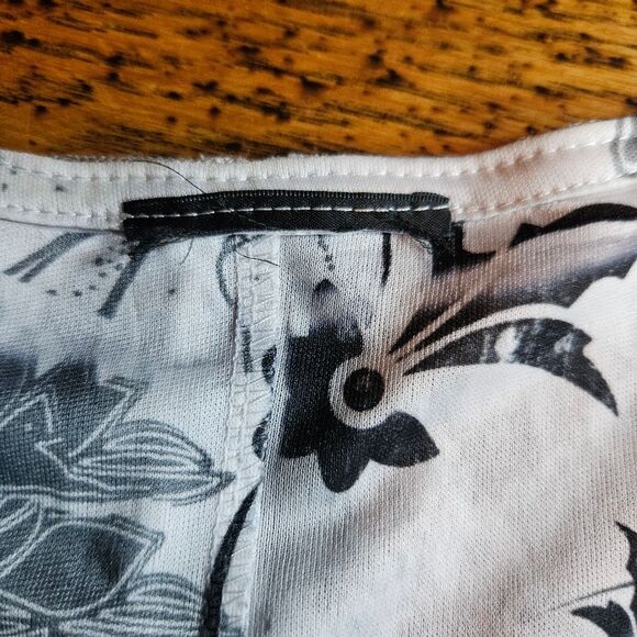 White Grey Floral Lace Women's size M with a hint of sparkle Short Sleeve top - Picture 9 of 9